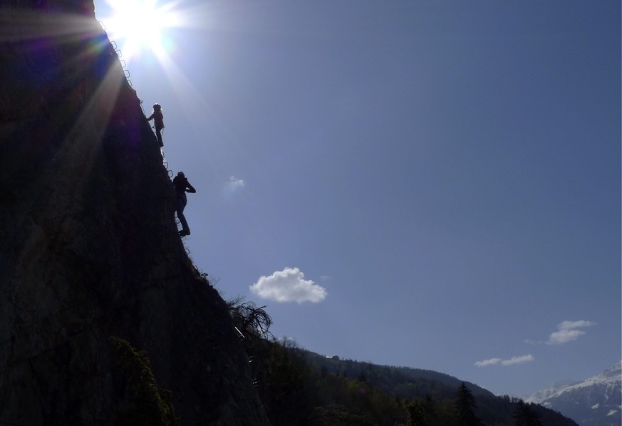 La petite Flavia fait de l'escalade avec sa maman dans la Via ferrata de Nax en Valais le lundi de Paque, 13 avril 2009. (KEYSTONE/Olivier Maire)