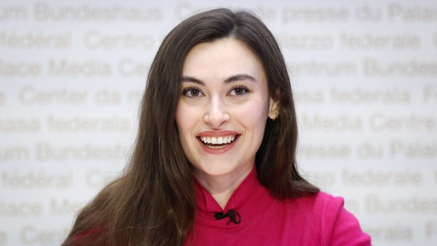 Sanija Ameti, Co-Praesidentin Operation Libero, spricht waehrend einer Medienkonferenz zur Lancierung der Europa-Initiative, am Dienstag, 2. April 2024 in Bern. (KEYSTONE/Peter Klaunzer)