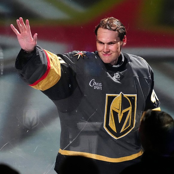 NHL, Eishockey Herren, USA Carolina Hurricanes at Vegas Golden Knights Oct 20, 2025 Las Vegas, Nevada, USA Vegas Golden Knights goaltender Akira Schmid 40 waves to the crowd after being named First St ...