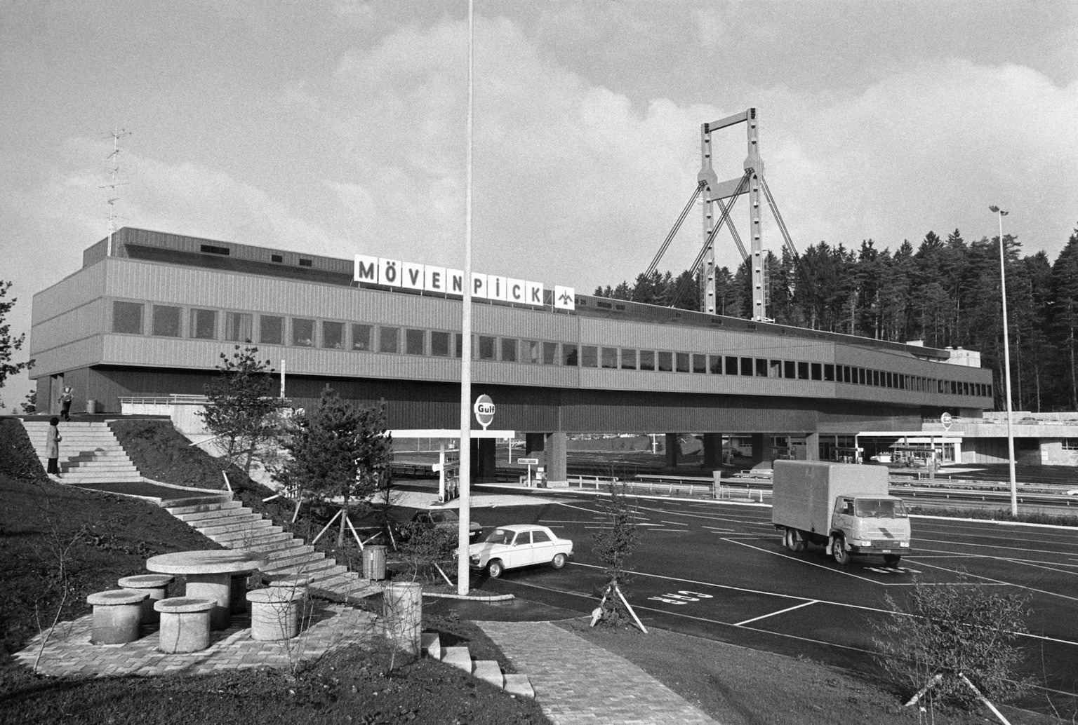 The highway rest stop near Wuerenlos in the canton of Aargau, Switzerland, the so-called &amp;quot;food balk&amp;quot;, pictured in November, 1972. (KEYSTONE/Str) Die Autobahnraststaette bei Wuerenlos ...