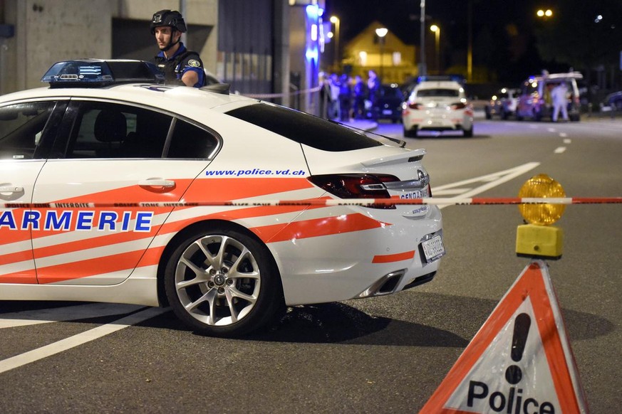 Un policier vaudois bloqie une route avec sa voiture proche du lieu ou une fusillade a eclate ce mercredi 25 avril 2018 a Payerne, Vaud. Des coups de feu ont ete tires a Payerne mercredi soir. Une ope ...