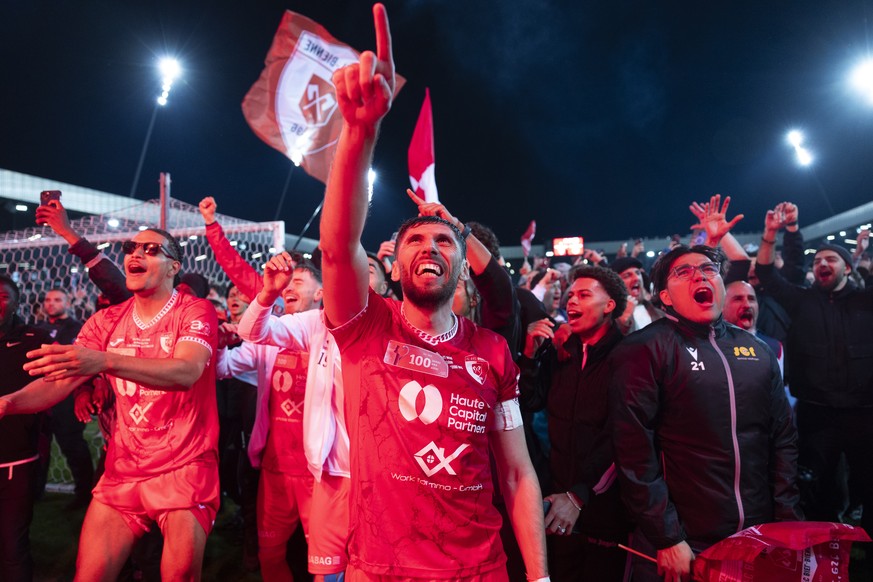 Biel&#039;s Captain Anthony De Freitas (FCB) jubelt mit den Fans nach dem Sieg im Schweizer Cup Halbfinal-Spiel zwischen dem FC Biel und dem BSC Young Boys, am Samstag, 26. April 2025 in der Tissot Ar ...