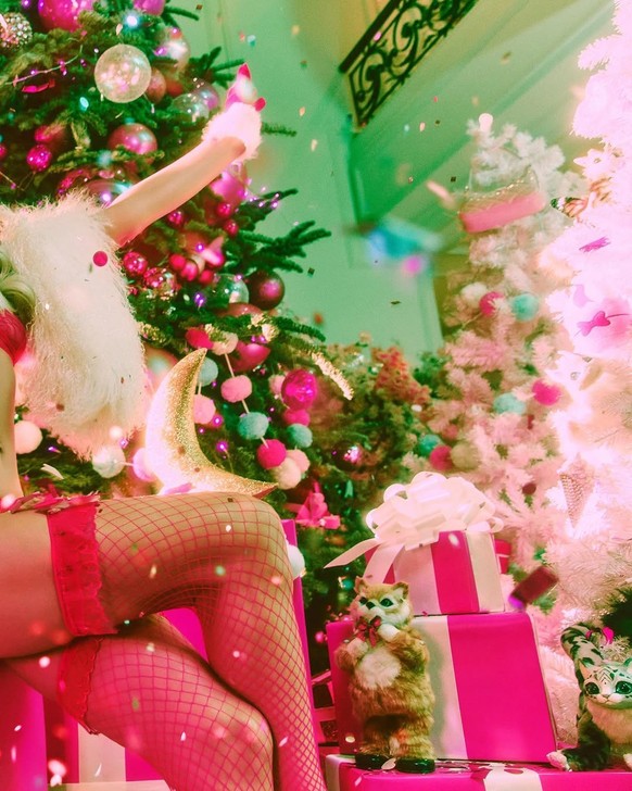 Nue sous le sapin, Paris Hilton divise la Toile