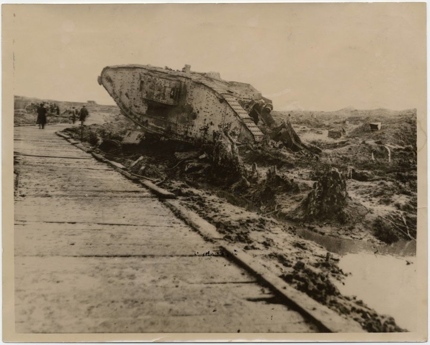 Un char détruit à Passchendaele, 1917.