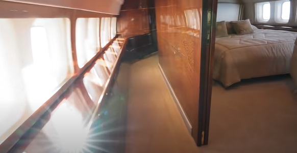 Un bref aperçu de la chambre à coucher principale de l'avion.