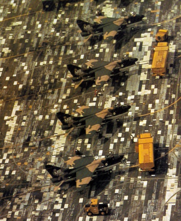 A-7D Corsairs, Thailand – wenn Flugzeugtarnung richtig gut funktioniert. 
https://en.wikipedia.org/wiki/Aircraft_camouflage#/media/File:A-7D_Corsairs_354th_TFW_at_Korat_1972.JPG