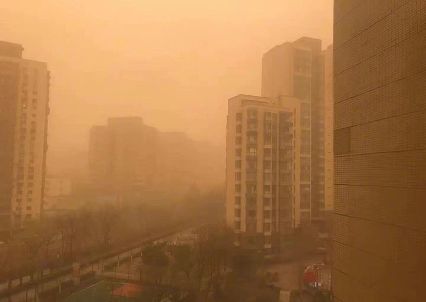 La vue de la fenêtre des habitations était inhabituelle, ce matin, à Pékin.