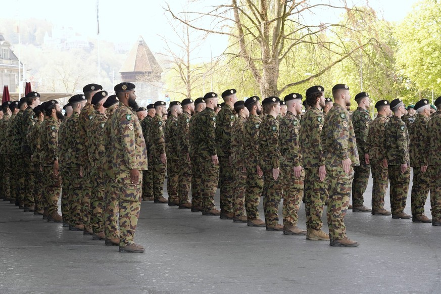 Anton Geisser 12.04.2024 Luzern,Schweiz. Bild : Das Kontingent der Swisscoyst ist am Freitagnachmittag in Luzern verabschiedet worden.Die aus dem Kosovo zurueckgekerten Friedenssoldaten erhielten die  ...