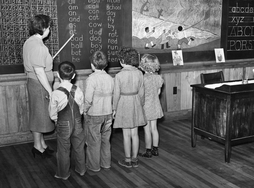 First Grade Children and Teacher, Goodman School, Coffee County, Alabama, USA, Marion Post Wolcott, U.S. Farm Security Administration, April 1939 PUBLICATIONxNOTxINxESP Copyright: xCircaxImagesx ghi-c ...