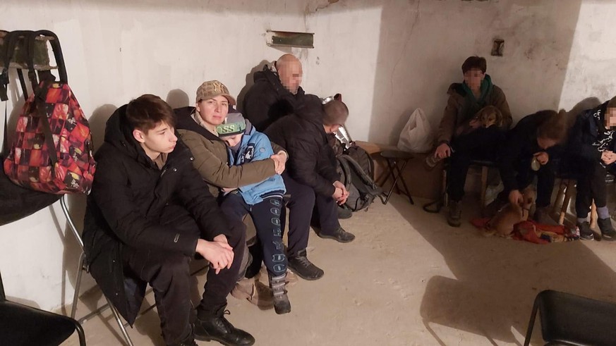 Lyudmyla Vorgul mit ihren Söhnen im Bunker in charkiw.