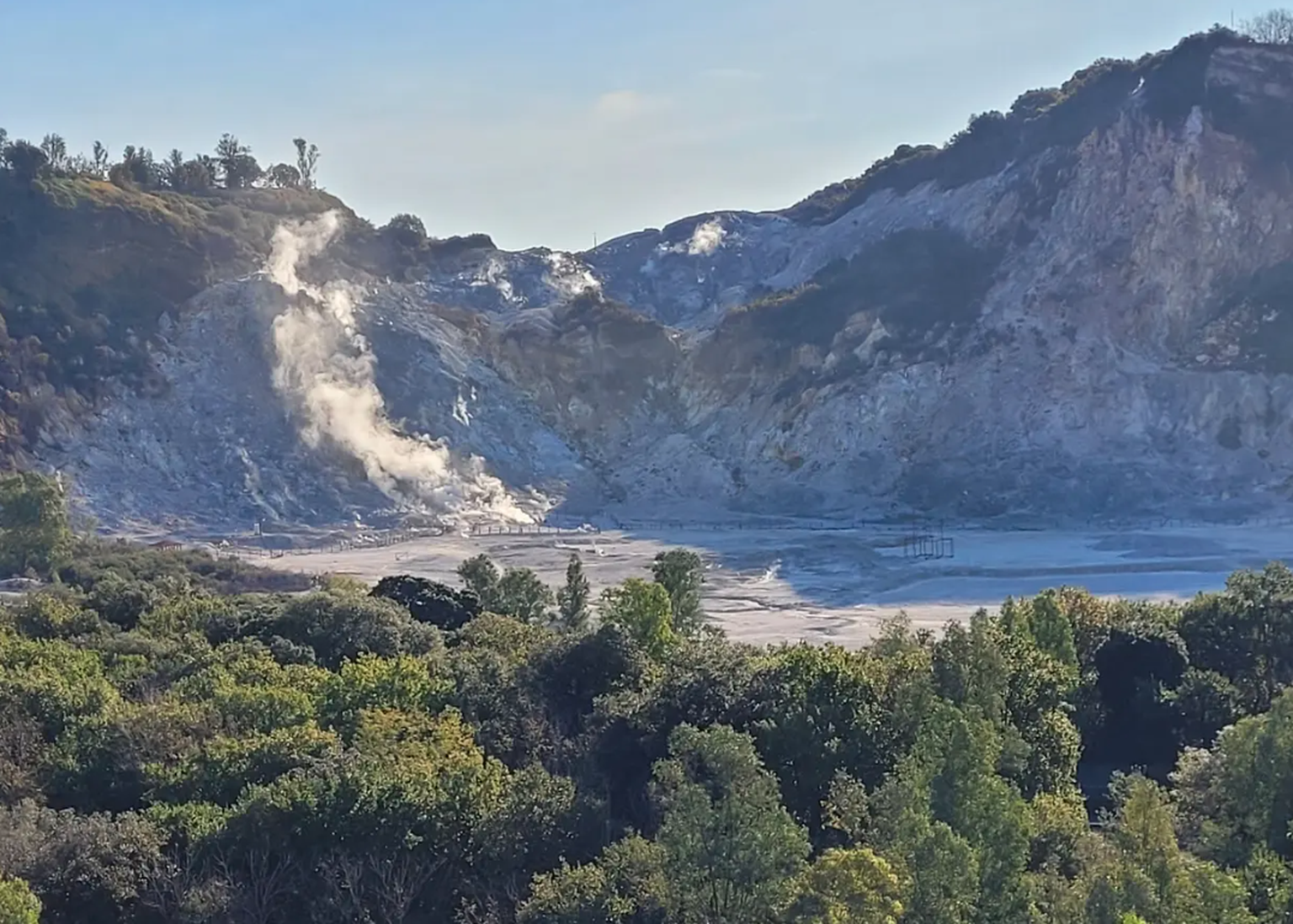 La Solfatare de Pouzzoles. L&#039;ancienne attraction touristique est restée fermée aux visiteurs depuis qu&#039;un accident qui a fait trois morts s&#039;est produit ici en 2017.