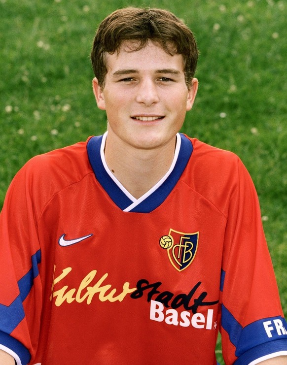 Der Fussballspieler Alex Frei posiert im T-Shirt des FC Basel der Saison 1997/98, am 1. Juli 1997 in Basel. (KEYSTONE/Werner Getzmann)
