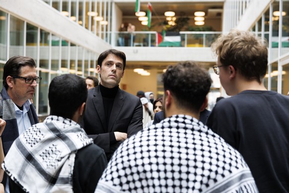 Frederic Herman, centre, Recteur de l&#039;UNIL parle avec des activistes pro-palestiniens qui occupent le halle d&#039;entree du batiment Geopolis de l&#039;Universite de Lausanne, UNIL, ce jeudi 2 m ...