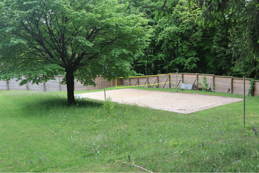 Le camping naturiste Chläb possède différentes installations sportives où il est possible de jouer nu.