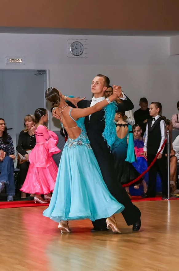 Illia Zahkarov avec sa partenaire de danse.