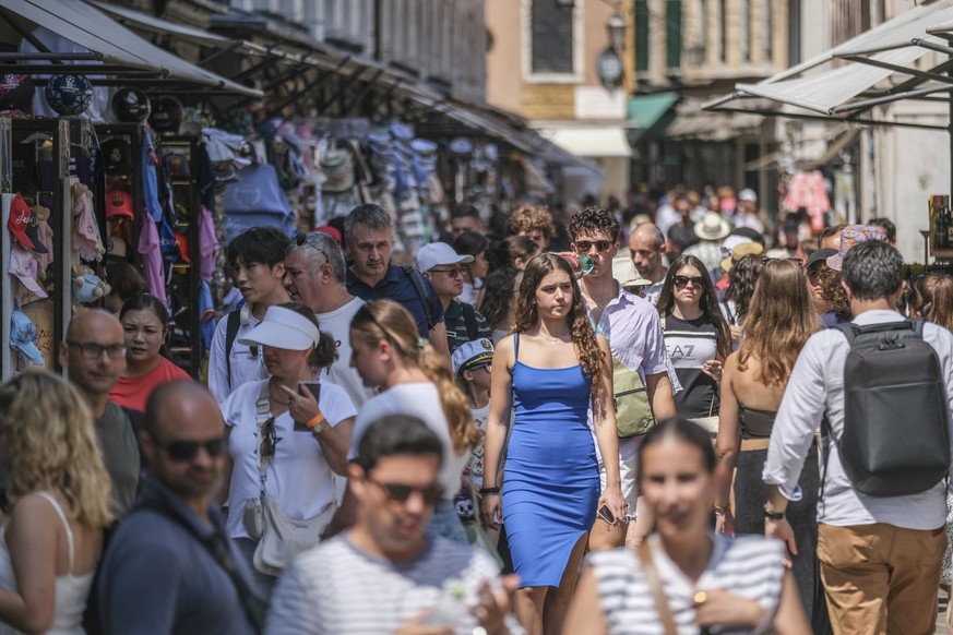 VENICE, ITALY - AUGUST 02: Tourists crowd the area near the Rialto Bridge on August 02, 2023 in Venice, Italy. UNESCO officials have included Venice and its lagoon to the list of world heritage in dan ...