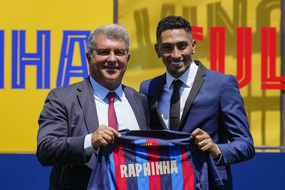 Le président du FC Barcelone Joan Laporta et l'une de ses nouvelles recrues, l'ailier brésilien Raphinha.