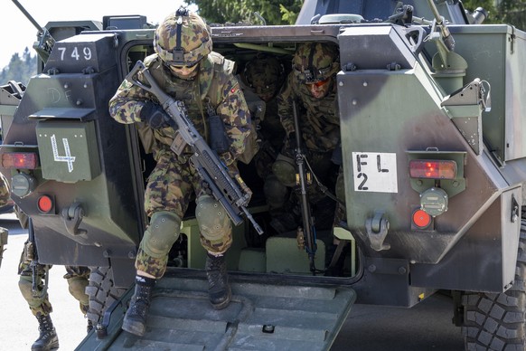 Des soldats de l&#039;armee suisse participe a un exercice sur la place d&#039;armes aux Pradieres, lors d&#039;un exercice de l&#039;armee suisse de grande ampleur, ce jeudi 4 mai 2023 a Neuchatel. B ...