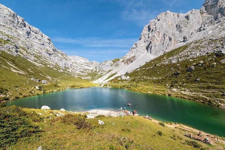 C’est par l’arrière, au centre de l’image, que l'itinéraire proposé rejoint le lac.