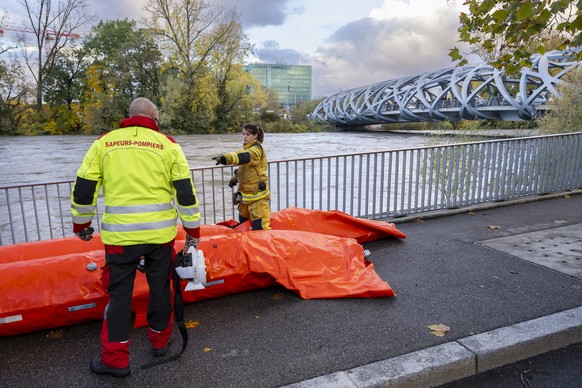 Des pompiers du SIS (Services Incendie et Secours) et ainsi que des pompiers volontaire installent des barrages mobiles le long de l&#039;Arve suite a la montee des eaux de la riviere, ce mercredi 15  ...