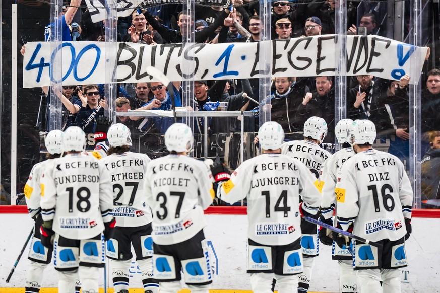 Die Freiburger Fans zeigen ein Transparent f�r Julien Sprunger (HCFG) nach dem fuenften Eishockey Playoff Halbfinalspiel der National League zwischen dem Lausanne HC (LHC) und dem HC Fribourg-Gotteron ...