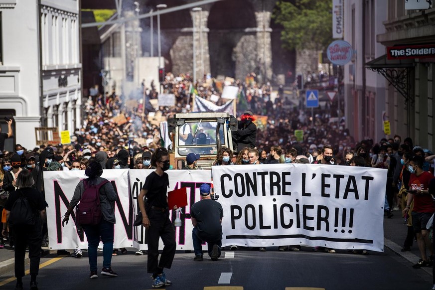 Des personnes defilent lors d&#039;une manifestation contre la loi MPT le samedi 29 mai 2021 a Lausanne. Dans le cadre des votations federales du 13 juin prochain, le projet de loi sur les mesures pol ...