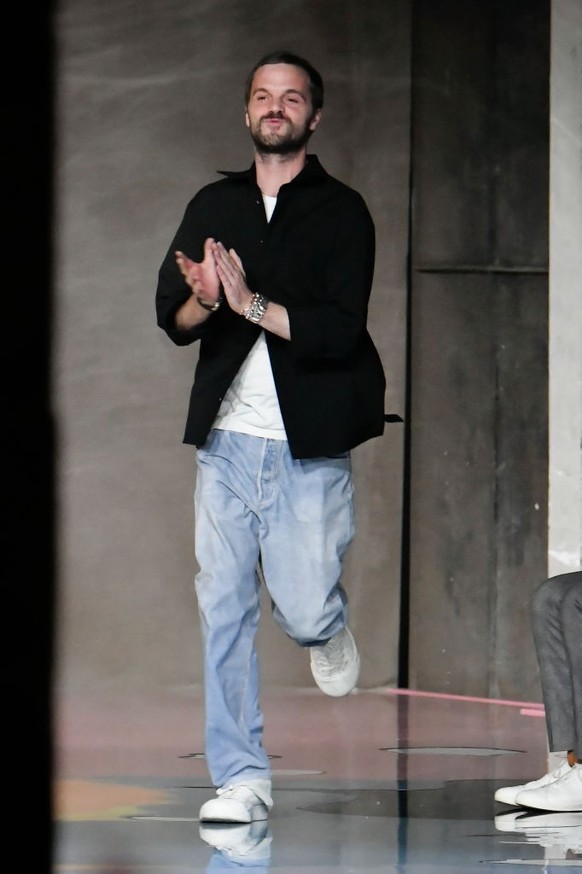 MILAN, ITALY - SEPTEMBRE 24: Fashion designer Matthieu Blazy walks the runway during the Bottega Veneta Ready to Wear Spring/Summer 2023 fashion show as part of the Milan Fashion Week on September 24, ...