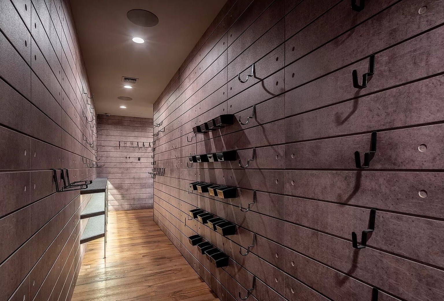 crazy villa in gilbert arizona für 20 millionen 
https://www.zillow.com/homedetails/21423-S-147th-St-Gilbert-AZ-85298/59261224_zpid/