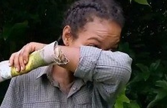 Gaëlle qui fait semblant de s'essuyer, mais qui guigne son adversaire.