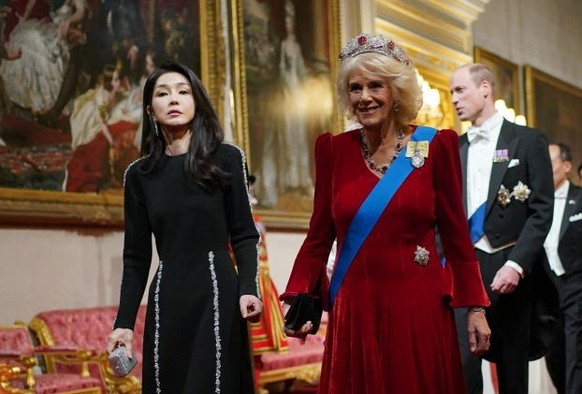 LONDON, ENGLAND - NOVEMBER 21: Catherine, Princess of Wales and Choo Kyung-ho Deputy Prime Minister of South Korea followed by Princess Anne, Princess Royal and guests attend the State Banquet at Buck ...