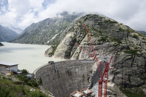 Bürgerliche Kreise fordern, die Restwassermengen in den Stauseen zu senken. Der Vorschlag ist wegen Naturschutzbedenken umstritten.