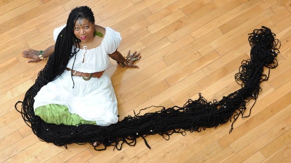 Die längsten Dreadlocks der Welt - Asha Mandela aus Florida. Guinness Weltrekorde.
https://www.youtube.com/watch?v=wjOAv0esEo8
