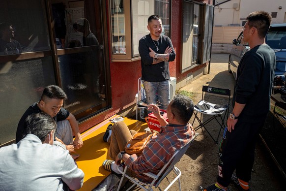 Yoshiro Nishino et des collègues à Chiba.