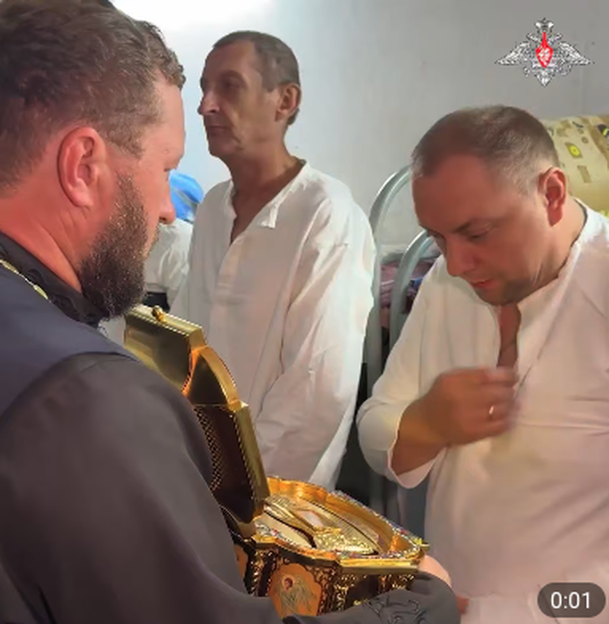 Des soldats russes avec la relique sacrée