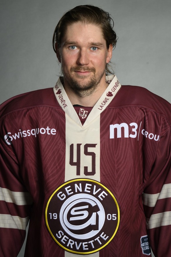 Le joueur du club de hockey-sur-glace de National League Geneve-Servette HC, GSHC, Sami Vatanen pose lors de la seance officiel de portrait ce mercredi 24 aout 2022 a la patinoire des Vernets a Geneve ...