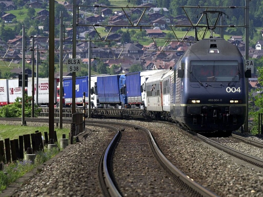 De nombreux camions font le transit � travers les Alpes suisses � bord d&#039;un train (Archives).