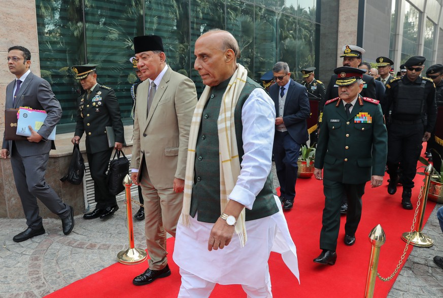 epa12551963 Indonesian Defence Minister Sjafrie Sjamsoeddin (L) and Indian Minister of Defence Rajnath Singh (R) walk after inspecting guards of honor in New Delhi, India, 27 November 2025. Singh and  ...