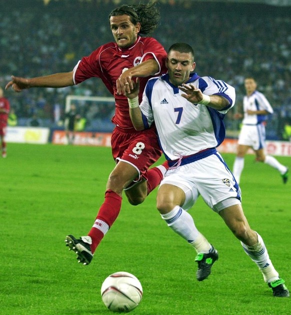 Switzerland&#039;s Alexandre Comisetti, left, fights for the ball with Yugoslavia&#039;s Nikola Lazetic, right, during the Soccer World Championship qualifying match Switzerland vs. Yugoslawia in Base ...