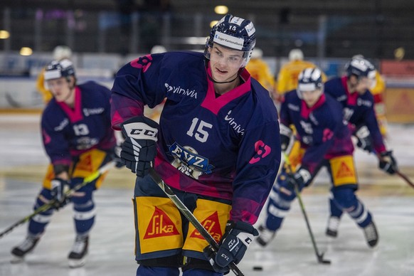 Gregory Hofmann, mitte, von Zug beim Warm-up vor dem Eishockey Qualifikationsspiel der National League zwischen dem EV Zug und dem EHC Biel am Dienstag, 18. Januar 2022 in Zug. (KEYSTONE/Urs Flueeler) ...