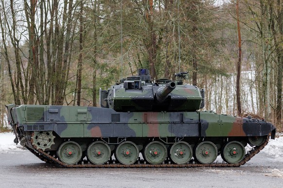 03.02.2023, Bayern, Pfreimd: Ein neuer Panzer Leopard 2 A7V der Bundeswehr steht während der feierlichen Übergabe für das Panzerbataillon 104 auf dem Kasernengelände. Das Panzerbataillon 104 wird in d ...