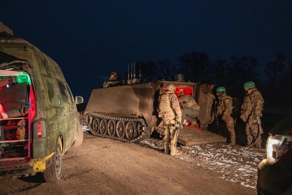 Ukraine, région d'Izium, un char transporte les blessés du front en lieu sûr pour les confier aux secours.