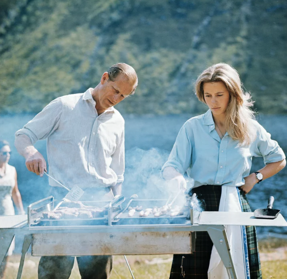 Grillade de saucisses pour le prince Philip et la princesse Ann en 1972.