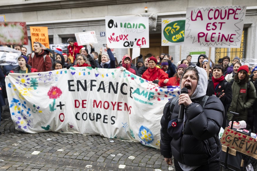 Des personnes manifestent, avec des banderoles et des pancartes, a l&#039;entree du Grand Conseil lors d&#039;une journee d&#039;action et de greve du secteur de la fonction publique du canton de Vaud ...