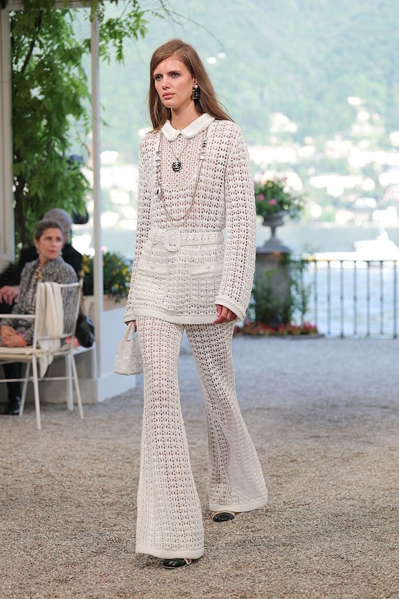COMO, ITALY - APRIL 29: A model walks the runway at the Chanel Cruise 2025 fashion show at Villa D&#039;Este on April 29, 2025 in Como, Italy. (Photo by Jacopo Raule/Getty Images)