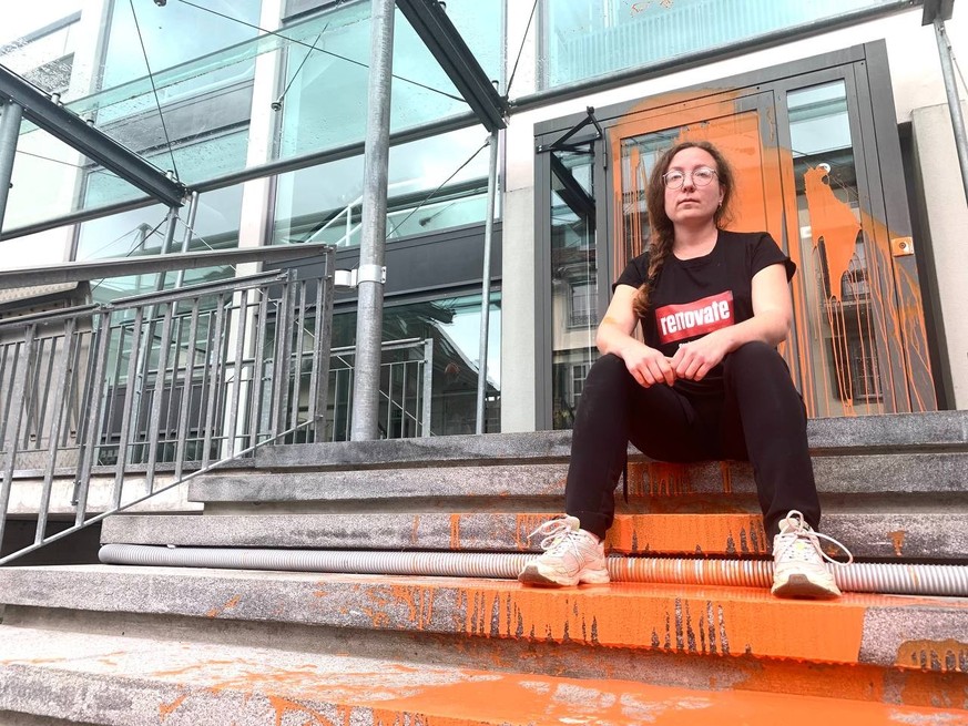 Deux activistes de Renovate Switzerland ont «repeint en orange» le bâtiment du Secrétariat d’Etat à la formation, à la recherche et à l’innovation.