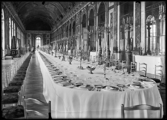 La table dressée pour le président Kennedy dans la galerie des Glaces, en juin 1961.