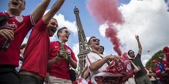 Rues bloquées, pénurie d'alcool: les fans ont mis Paris en bouteille