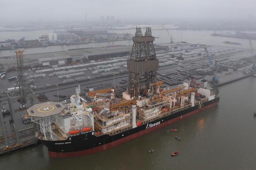 Le navire de Allseas, «Hidden Gem», au port de Rotterdam .