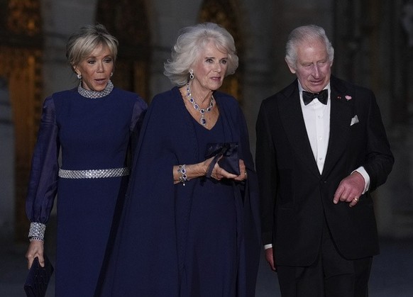 French President Emmanuel Macron, right, his wife Brigitte Macron, left, Britain's King Charles III, second from right, and Queen Camilla arrive for a state dinner, at the Chateau de Versailles, ...