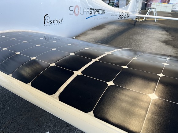 Une course entre un avion solaire et un camion électrique? C&#039;était à Payerne, avec SolarStratos.